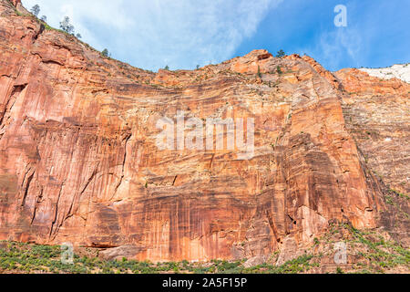 Vue sur le Parc National Zion orange mur falaise paysage désertique au cours de journée d'été avec de grandes formations de roche haute Banque D'Images