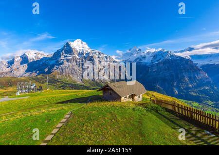 Grindelwald, Suisse Alpes Suisses antenne paysage panorama des montagnes, chalet en bois et des pics de neige en arrière-plan, dans l'Oberland bernois, de l'Europe Banque D'Images