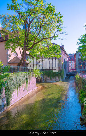 Beau canal et rose vieux bâtiment à Annecy, France. Belle journée ensoleillée. Banque D'Images