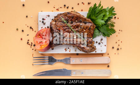 Bannière alimentaire : medium rare steak grillé aux épices et herbes sur une planche à découper en bois sur un fond clair Banque D'Images
