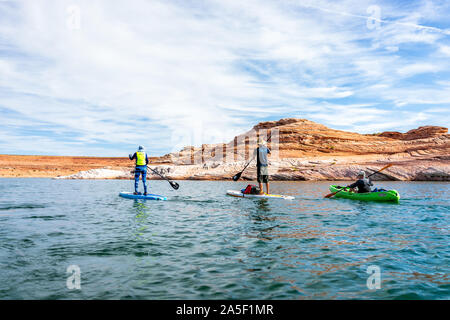 Page, USA - 9 août 2019 : journée ensoleillée au lac Powell avec groupe de personnes faisant stand up paddle bateaux et voir de l'eau des canyons Banque D'Images