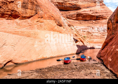 Kayaks par trailhead de sentier de randonnée dans le lac Powell, antelope canyon étroit et peu profond avec de l'eau boueuse et sale rock formations Banque D'Images