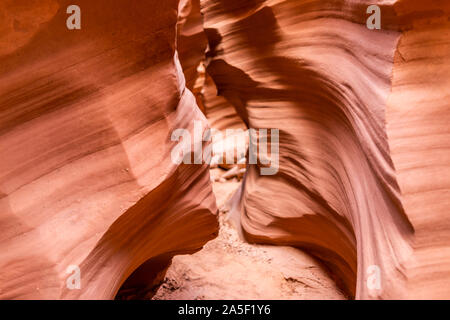 Forme d'onde rouge orange roches formations vue d'ombres à l'emplacement de l'Antilope étroit canyon en Arizona sur sentier sentier chemin du Lac Powell Banque D'Images