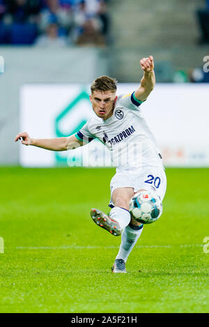 Berlin, Allemagne. 20 Oct, 2019. Soccer : Bundesliga, 1899 Hoffenheim - FC Schalke 04, 8e journée, dans le PreZero Arena. Jonjoe Schalkes Kenny joue la balle. Credit : Uwe Anspach/DPA - NOTE IMPORTANTE : en conformité avec les exigences de la DFL Deutsche Fußball Liga ou la DFB Deutscher Fußball-Bund, il est interdit d'utiliser ou avoir utilisé des photographies prises dans le stade et/ou la correspondance dans la séquence sous forme d'images et/ou vidéo-comme des séquences de photos./dpa/Alamy Live News Banque D'Images