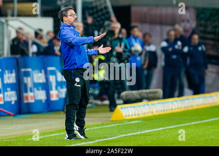 Berlin, Allemagne. 20 Oct, 2019. Soccer : Bundesliga, 1899 Hoffenheim - FC Schalke 04, 8e journée, dans le PreZero Arena. L'entraîneur de Schalke David Wagner donne des instructions. Credit : Uwe Anspach/DPA - NOTE IMPORTANTE : en conformité avec les exigences de la DFL Deutsche Fußball Liga ou la DFB Deutscher Fußball-Bund, il est interdit d'utiliser ou avoir utilisé des photographies prises dans le stade et/ou la correspondance dans la séquence sous forme d'images et/ou vidéo-comme des séquences de photos./dpa/Alamy Live News Banque D'Images