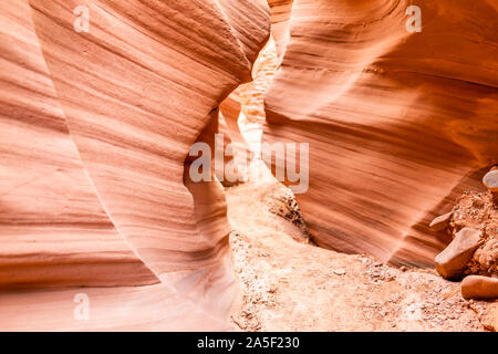 Résumé des formations de grès Orange lisse de roches avec personne, à l'Antilope canyon fente étroite dans l'Arizona sur sentier sentier chemin du Lac Powell Banque D'Images