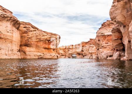 Le lac Powell, antelope canyon fente avec surface de l'eau et des formations rocheuses avec excursion en bateau sur l'horizon désert paysage Banque D'Images