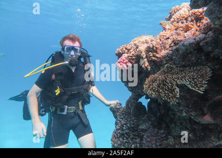 <1 l'homme est sous l'eau de mer. L'eau de vie, voyage d'aventure en plein air sport concept. Banque D'Images