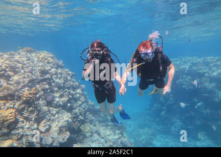 Couple est une sous l'eau de mer. L'eau de vie, voyage d'aventure en plein air sport concept. Banque D'Images