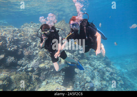 Couple est une sous l'eau de mer. L'eau de vie, voyage d'aventure en plein air sport concept. Banque D'Images