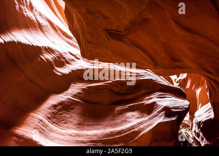 Low angle view of Ombres et lumière contraste avec l'emplacement de l'Antilope canyon rock en grès de forme Page, Arizona Banque D'Images