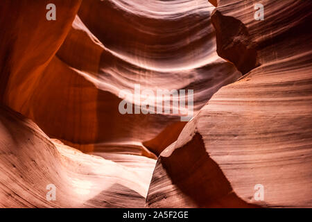 Résumé vue rapprochée d'Ombres et lumière à l'upper Antelope Canyon sous forme d'onde avec des formations de roche de grès rouge de couches en Page, Arizona Banque D'Images