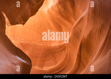 Abstraite de la lumière orange-jaune à l'upper Antelope Canyon sous forme de wave rock grès dans la Page, Arizona Banque D'Images