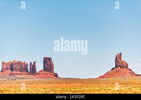 Avis de nombreuses formations avec mesa falaise unique orange rouge couleur rock sur horizon dans Monument Valley canyons au cours de journée d'été en Arizona Banque D'Images