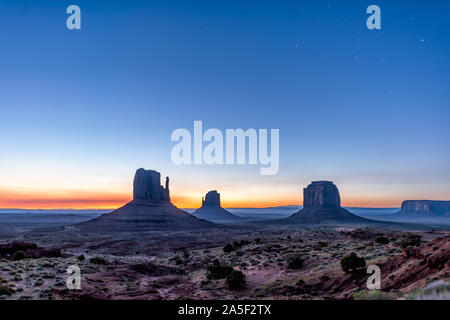 Vue dans la Vallée de Monument de buttes et horizon bleu nuit au cours de l'aube sunrise avec lumière colorée en Arizona avec sky et silhouette Banque D'Images