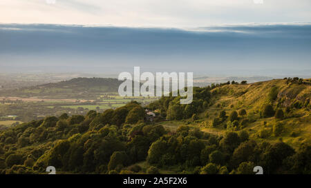 Belle image paysage de vue sur la campagne anglaise pendant l'été, coucher de soleil avec lumière douce offrant de longues ombres avec de superbes ciel dramatique Banque D'Images