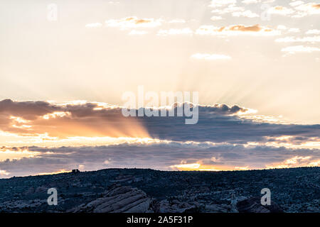 Vue paysage du lever du soleil avec des rayons du soleil derrière les nuages et par Sky avec horizon valley dans Arches National Park, Utah, USA Banque D'Images