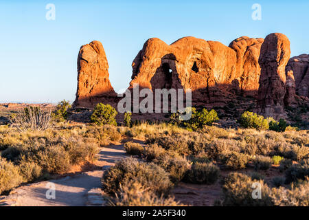 Paysage et formations rocheuses uniques près de l'arc double au parc national Arches dans l'Utah pendant matin lever de soleil de couleur orange avec Banque D'Images