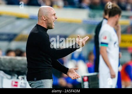 Berlin, Allemagne. 20 Oct, 2019. Soccer : Bundesliga, 1899 Hoffenheim - FC Schalke 04, 8e journée, dans le PreZero Arena. L'entraîneur Alfred Schreuder Hoffenheim de gestes. Credit : Uwe Anspach/DPA - NOTE IMPORTANTE : en conformité avec les exigences de la DFL Deutsche Fußball Liga ou la DFB Deutscher Fußball-Bund, il est interdit d'utiliser ou avoir utilisé des photographies prises dans le stade et/ou la correspondance dans la séquence sous forme d'images et/ou vidéo-comme des séquences de photos./dpa/Alamy Live News Banque D'Images