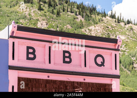 Silverton, USA - Le 14 août 2019 : Petite ville du Colorado avec ville rue principale et signe sur l'architecture historique pour BBQ restaurant couleur rose Banque D'Images