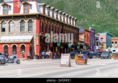 Silverton, USA - Le 14 août 2019 : Petite ville du Colorado avec ville rue principale et signe sur la route par l'architecture historique et l'hôtel Banque D'Images