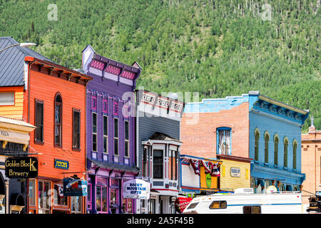 Silverton, USA - Le 14 août 2019 : Petite ville du Colorado avec la rue principale de la ville et dynamique de l'architecture historiques colorés multicolores construction maisons Banque D'Images