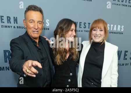 NEW YORK, NEW YORK - Le 16 octobre : Bruce Springsteen, Jessica Rae Springsteen Patti Scialfa et assistera à l'ouest de l'étoile' New York Le dépistage à Metrograph Banque D'Images