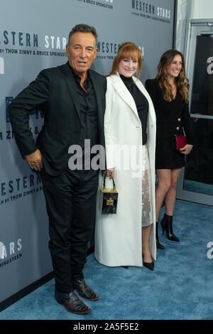 NEW YORK, NEW YORK - Le 16 octobre : Bruce Springsteen, Patti Scialfa et Jessica Rae Springsteen assistera à l'ouest de l'étoile' New York Le dépistage à Metrograph Banque D'Images