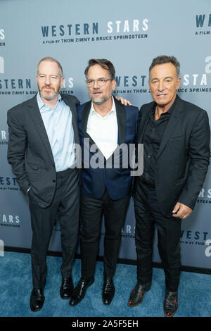 NEW YORK, NEW YORK - Le 16 octobre : Toby Emmerich, Thom Zimny et Bruce Springsteen assistera à l'ouest de l'étoile' New York Le dépistage à Metrograph le 16 octobre Banque D'Images