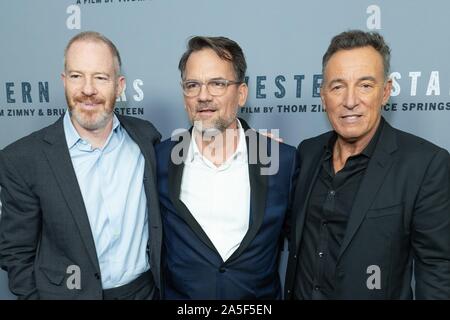 NEW YORK, NEW YORK - Le 16 octobre : Toby Emmerich, Thom Zimny et Bruce Springsteen assistera à l'ouest de l'étoile' New York Le dépistage à Metrograph le 16 octobre Banque D'Images
