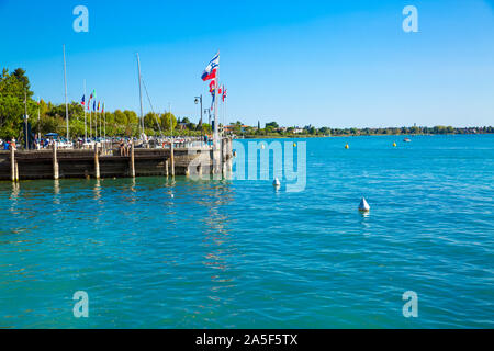 Lac de Garda, Sirmione, Italie. Port dans le lac de Garde. Drapeaux différents dans le port. Banque D'Images