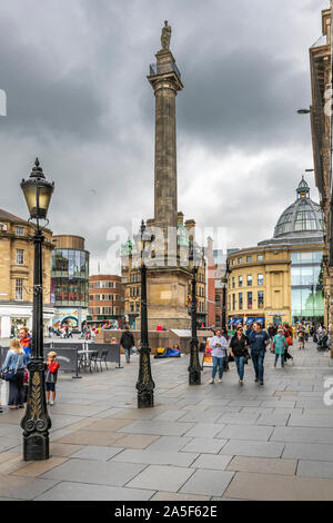 Les élèves de l'un monument inscrit à l'Earl Grey Charles K.G., auteur de la Grande loi de réforme, domine la place dans le centre de Newcastle, en Angleterre. Banque D'Images