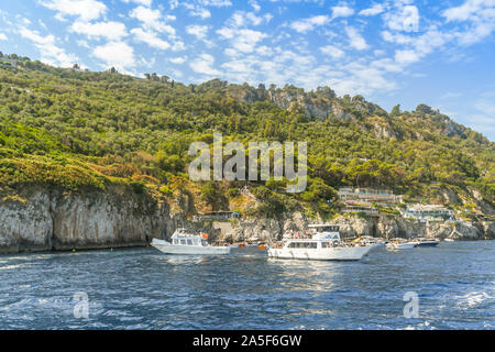 Île de Capri, ITALIE - AOÛT 2019 : Les petits bateaux attendent de voir la "Grotta Azzurra" ou "Blue Grotto' cave sur la côte de l'île de Capri Banque D'Images