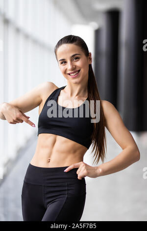 Photo de belle femme sportive en montrant son abs Banque D'Images