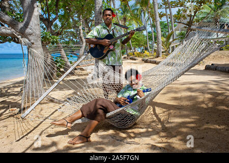 Chansons et musique fidjienne traditionnelle à Malolo Island Resort et Likuliku Resort, groupe d'îles Mamanucas Fidji Banque D'Images