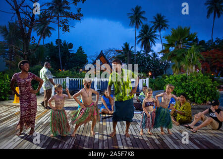 Fidjien traditionnel des danses et de la musique à Malolo Island Resort et Likuliku Resort, groupe d'îles Mamanucas Fidji Banque D'Images