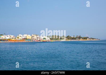 Kos Island Beach sur la mer, le bleu domine la mer. La Grèce. Banque D'Images