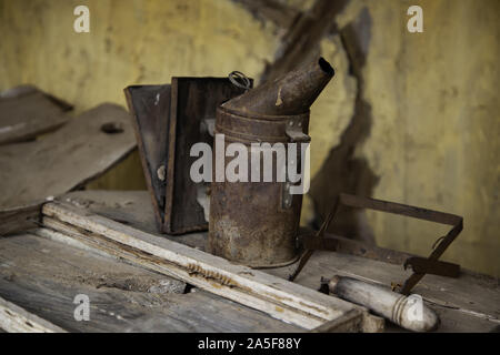 Ancienne burette rouillée, ancien outil détail Banque D'Images