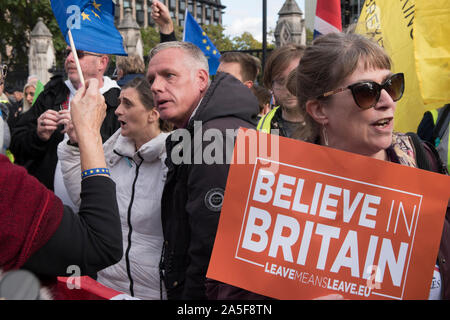 Brexit groupe de Leavers au Royaume-Uni se disputent avec le drapeau de l'UE brandissant Brixiteer sur Super Samedi 19 octobre 2019 Parliament Square Londres 2010s Angleterre HOMER SYKES Banque D'Images