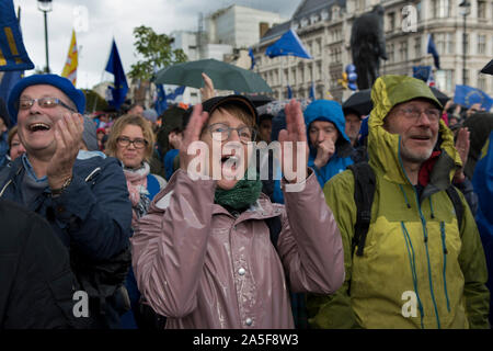 Campagne de vote populaire manifestation Pro Europe les militants restent les électeurs acclamés Happy Brexit Super Samedi 19 octobre 2019 Parliament Square Londres années 2010 Royaume-Uni HOMER SYKES Banque D'Images