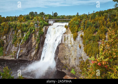 Chutes Montmorency sur une journée d'automne ensoleillée. Québec, Canada Banque D'Images