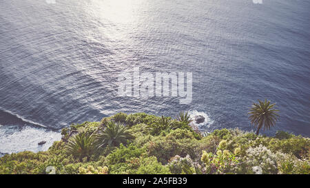 Soleil qui se reflète dans l'eau vu à partir d'une falaise, harmonisation des couleurs appliquées, Tenerife, Espagne. Banque D'Images