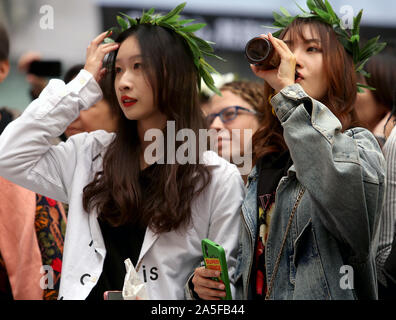 Beijing, Chine. 20 Oct, 2019. Les gens assistent à la nouvelle Pizza Festival à Pékin le dimanche, Octobre 20, 2019. Comme capitale de la Chine, Shanghai, continuer à promouvoir la culture de l'alimentation de l'Ouest, comme des festivals et concours, avec la nouvelle classe moyenne du pays adoptant des pizzas, des hamburgers, des tacos, groupes de blues et un grand nombre des fêtes américaines - Noël, Thanksgiving, Pâques, Halloween et le 4 juillet. Photo par Stephen Shaver/UPI UPI : Crédit/Alamy Live News Banque D'Images