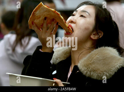 Beijing, Chine. 20 Oct, 2019. Les gens assistent à la nouvelle Pizza Festival à Pékin le dimanche, Octobre 20, 2019. Comme capitale de la Chine, Shanghai, continuer à promouvoir la culture de l'alimentation de l'Ouest, comme des festivals et concours, avec la nouvelle classe moyenne du pays adoptant des pizzas, des hamburgers, des tacos, groupes de blues et un grand nombre des fêtes américaines - Noël, Thanksgiving, Pâques, Halloween et le 4 juillet. Photo par Stephen Shaver/UPI UPI : Crédit/Alamy Live News Banque D'Images