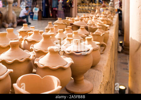 Collection de pots en argile à la main fait de mud arabe traditionnel et design Banque D'Images