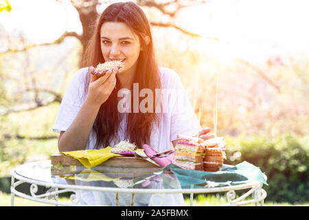 Jeune femme de manger des aliments sains Banque D'Images