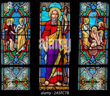 Vitraux dans l'église de St Martin à St Valery sur Somme, France, représentant Saint Andrew Banque D'Images