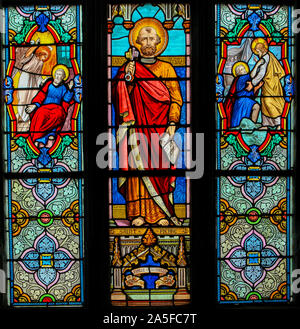 Vitraux dans l'église de St Martin à St Valery sur Somme, France, représentant Saint Pierre ou Petrus Banque D'Images