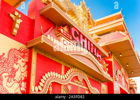 Global Village Dubaï le multicultural festival park et de destination pour la culture, shopping et de divertissement, symbolique et Golden Dragon chinois Chine Banque D'Images