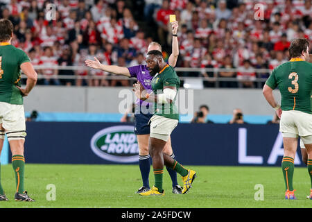 Tokyo, Japon. 20 Oct 2019. Wayne Barnes, l'arbitre montre un carton jaune à Tendai Mtawarira d'Afrique du Sud pendant la Coupe du Monde de Rugby 2019 Quart de finale entre le Japon et l'Afrique du Sud au stade de Tokyo à Tokyo, Japon, le 20 octobre 2019. Credit : AFLO/Alamy Live News Banque D'Images